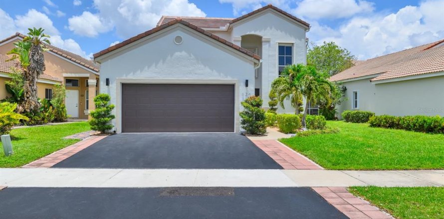 House in Weston, Florida 4 bedrooms, 186.92 sq.m. № 1785455