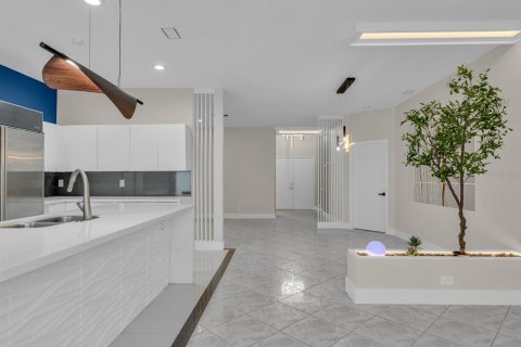 House in Weston, Florida 4 bedrooms, 186.92 sq.m. № 1785455 - photo 17