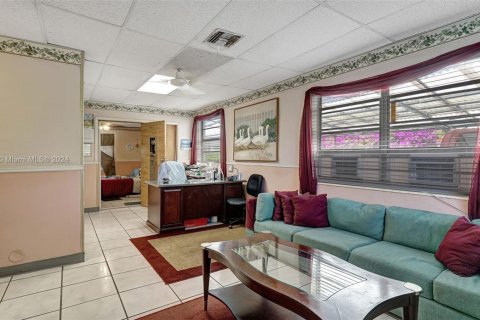 Commercial property in Miami Gardens, Florida № 1728746 - photo 12
