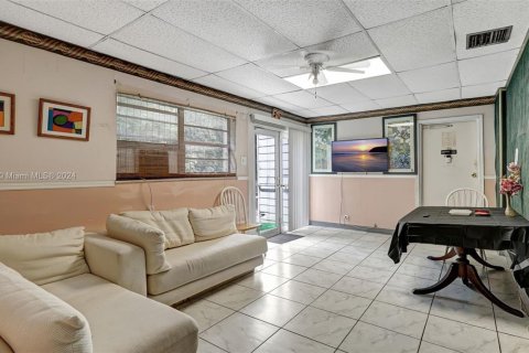Commercial property in Miami Gardens, Florida № 1728746 - photo 23