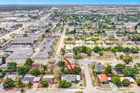 Commercial property in Miami Gardens, Florida № 1728746 - photo 7