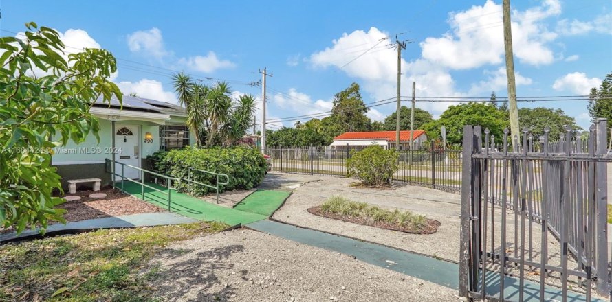 Commercial property in Miami Gardens, Florida № 1728746