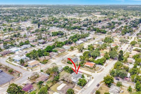 Commercial property in Miami Gardens, Florida № 1728746 - photo 8