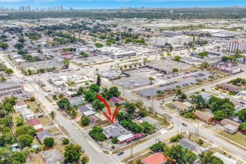 Commercial property in Miami Gardens, Florida № 1728746 - photo 9