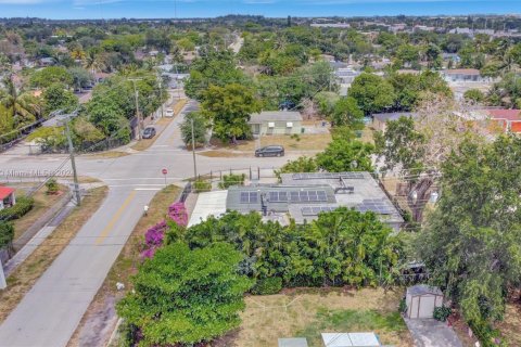 Commercial property in Miami Gardens, Florida № 1728746 - photo 2
