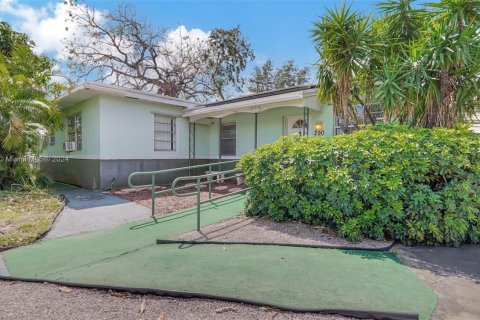 Commercial property in Miami Gardens, Florida № 1728746 - photo 10