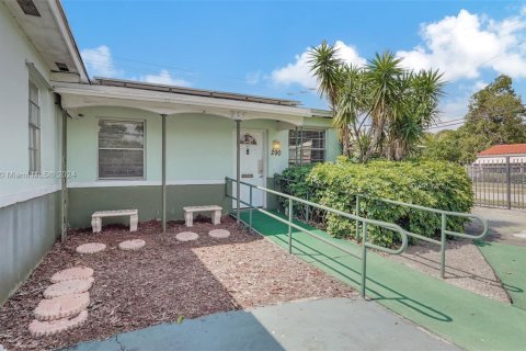 Commercial property in Miami Gardens, Florida № 1728746 - photo 11
