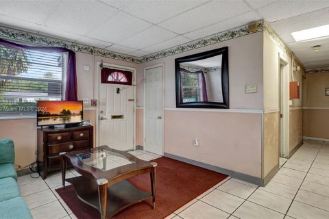Commercial property in Miami Gardens, Florida № 1728746 - photo 16