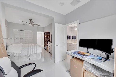Casa en venta en Miami, Florida, 5 dormitorios, 247.77 m2 № 1969628 - foto 25