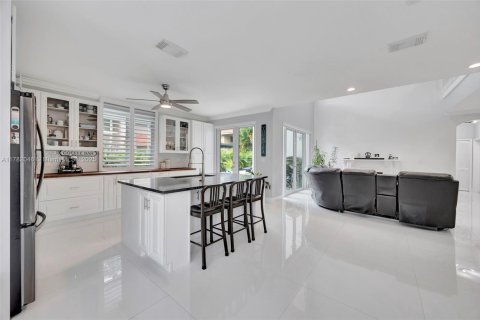Casa en venta en Miami, Florida, 5 dormitorios, 247.77 m2 № 1969628 - foto 13