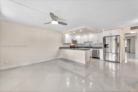 Condominio en venta en Coconut Creek, Florida, 1 dormitorio, 74.14 m2 № 2066015 - foto 3