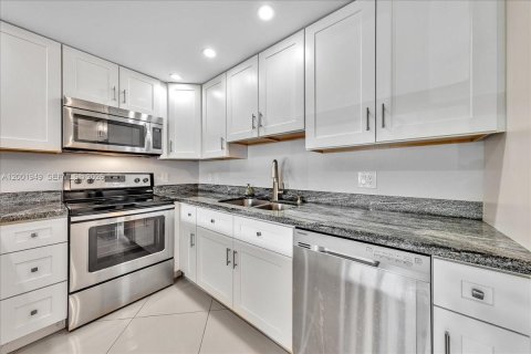 Condominio en venta en Coconut Creek, Florida, 1 dormitorio, 74.14 m2 № 2066015 - foto 11