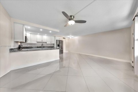 Condominio en venta en Coconut Creek, Florida, 1 dormitorio, 74.14 m2 № 2066015 - foto 14