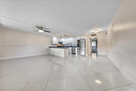 Condominio en venta en Coconut Creek, Florida, 1 dormitorio, 74.14 m2 № 2066015 - foto 4
