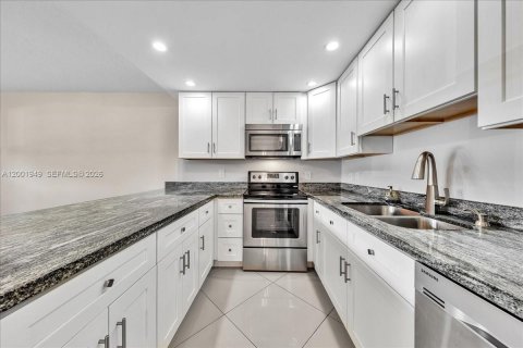 Condominio en venta en Coconut Creek, Florida, 1 dormitorio, 74.14 m2 № 2066015 - foto 12