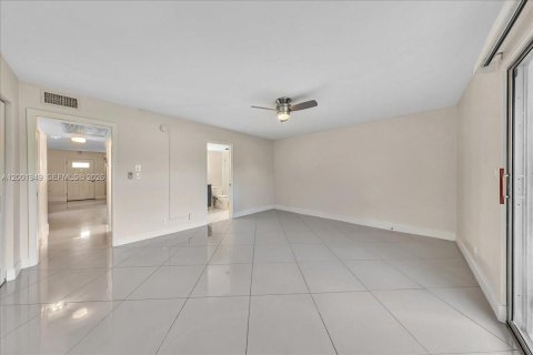 Condominio en venta en Coconut Creek, Florida, 1 dormitorio, 74.14 m2 № 2066015 - foto 17