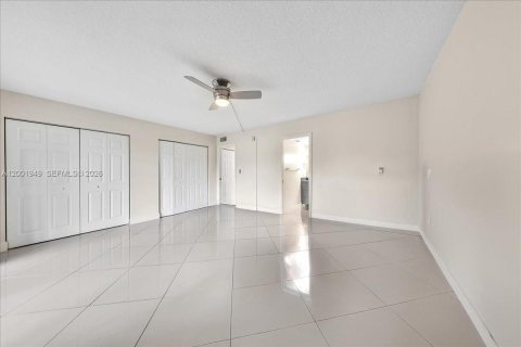 Condominio en venta en Coconut Creek, Florida, 1 dormitorio, 74.14 m2 № 2066015 - foto 18