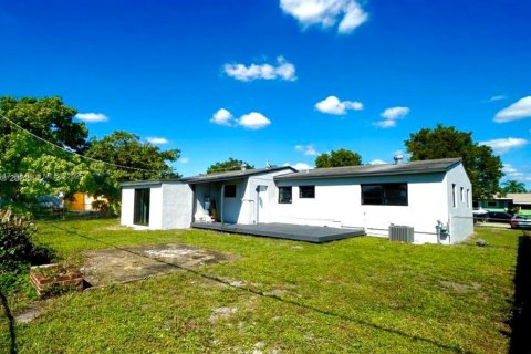 House in Miami Gardens, Florida 4 bedrooms, 134.24 sq.m. № 1923241 - photo 15