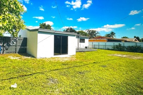 House in Miami Gardens, Florida 4 bedrooms, 134.24 sq.m. № 1923241 - photo 13