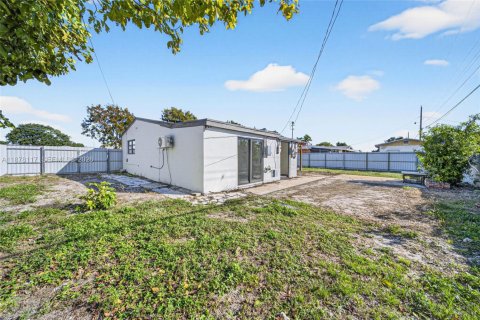 Casa en venta en Miami Gardens, Florida, 4 dormitorios, 134.24 m2 № 1923241 - foto 25