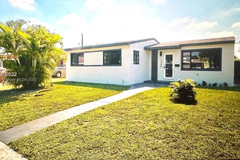 House in Miami Gardens, Florida 4 bedrooms, 134.24 sq.m. № 1923241 - photo 3