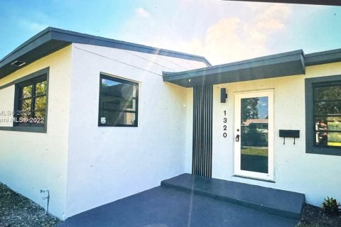 House in Miami Gardens, Florida 4 bedrooms, 134.24 sq.m. № 1923241 - photo 1