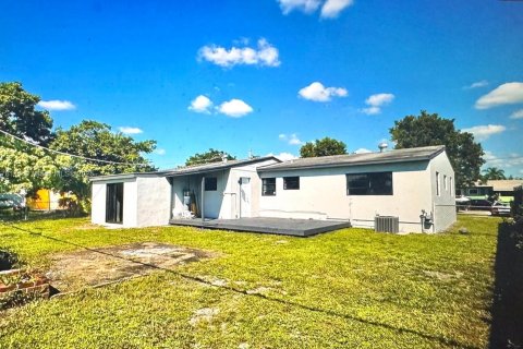House in Miami Gardens, Florida 4 bedrooms, 134.24 sq.m. № 1923241 - photo 12