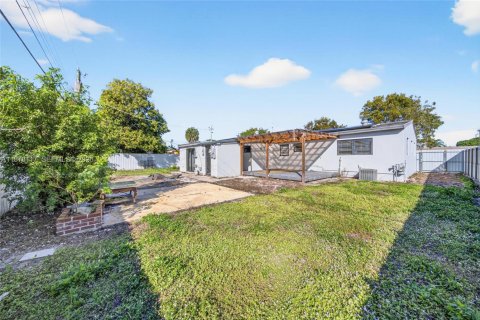 Casa en venta en Miami Gardens, Florida, 4 dormitorios, 134.24 m2 № 1923241 - foto 27