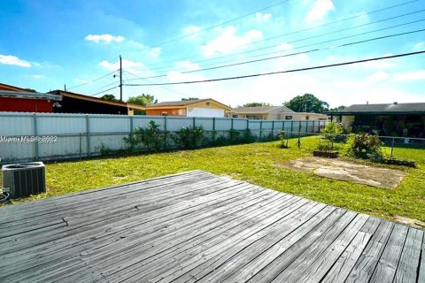 House in Miami Gardens, Florida 4 bedrooms, 134.24 sq.m. № 1923241 - photo 14