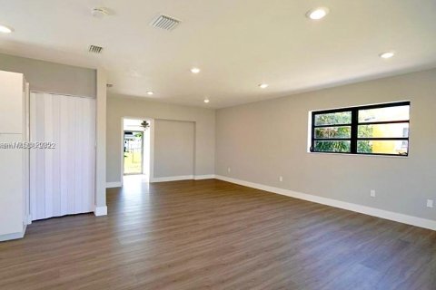 House in Miami Gardens, Florida 4 bedrooms, 134.24 sq.m. № 1923241 - photo 5