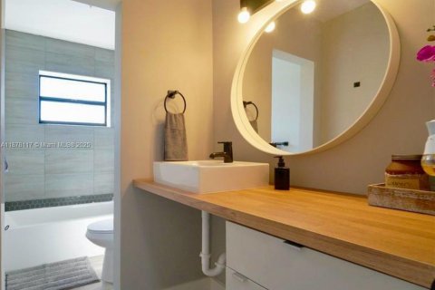 House in Miami Gardens, Florida 4 bedrooms, 134.24 sq.m. № 1923241 - photo 9