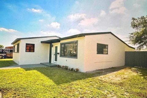 House in Miami Gardens, Florida 4 bedrooms, 134.24 sq.m. № 1923241 - photo 2