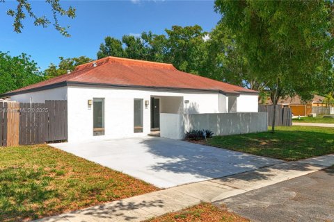 Купить виллу или дом в Купер-Сити, Флорида 5 спален, 223.15м2, № 1790207 - фото 1