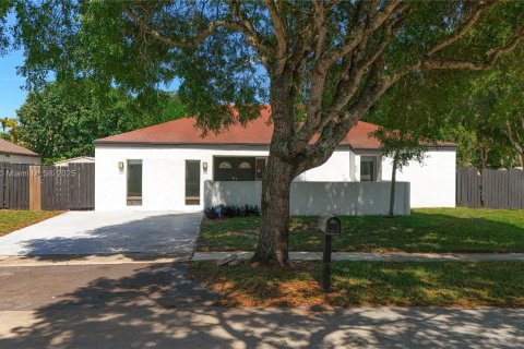Купить виллу или дом в Купер-Сити, Флорида 5 спален, 223.15м2, № 1790207 - фото 3