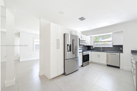 Купить виллу или дом в Купер-Сити, Флорида 5 спален, 223.15м2, № 1790207 - фото 16