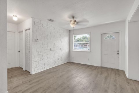 House in Lauderhill, Florida 2 bedrooms, 83.61 sq.m. № 2430221