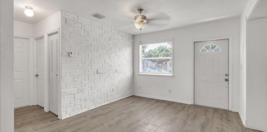 House in Lauderhill, Florida 2 bedrooms, 83.61 sq.m. № 2430221
