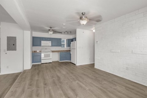 House in Lauderhill, Florida 2 bedrooms, 83.61 sq.m. № 2430221 - photo 4
