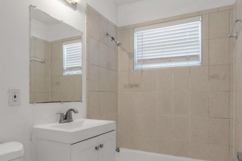 House in Lauderhill, Florida 2 bedrooms, 83.61 sq.m. № 2430221 - photo 16