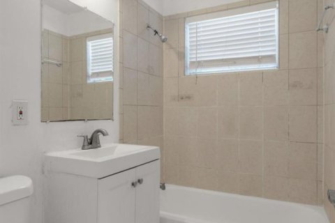 House in Lauderhill, Florida 2 bedrooms, 83.61 sq.m. № 2430221 - photo 15