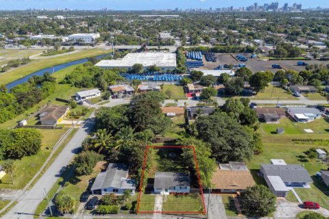 House in Lauderhill, Florida 2 bedrooms, 83.61 sq.m. № 2430221 - photo 22