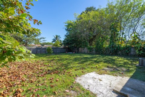 House in Lauderhill, Florida 2 bedrooms, 83.61 sq.m. № 2430221 - photo 18