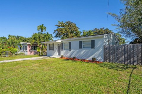 House in Lauderhill, Florida 2 bedrooms, 83.61 sq.m. № 2430221 - photo 3