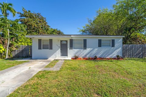 House in Lauderhill, Florida 2 bedrooms, 83.61 sq.m. № 2430221 - photo 2