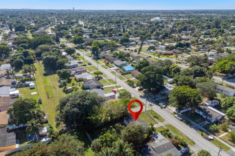 House in Lauderhill, Florida 2 bedrooms, 83.61 sq.m. № 2430221 - photo 23