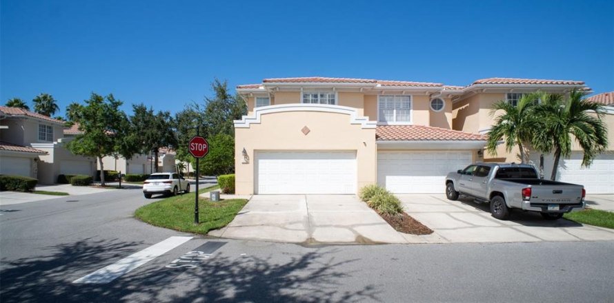 Touwnhouse à Saint Petersburg, Floride 3 chambres, 193.7 m2 № 1866017