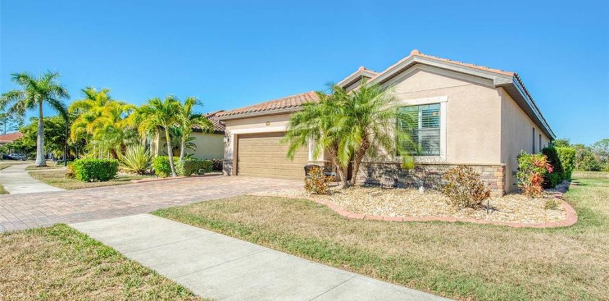 House in Venice, Florida 3 bedrooms, 189.06 sq.m. № 2094421