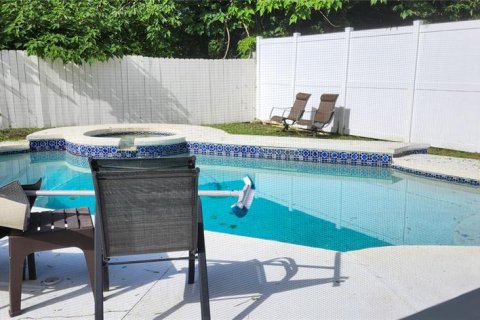 Casa en alquiler en Brandon, Florida, 3 dormitorios, 130.16 m2 № 2117043 - foto 12