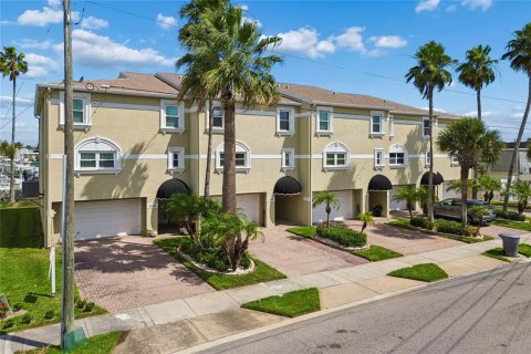 Townhouse in Treasure Island, Florida 3 bedrooms, 227.42 sq.m. № 2360964