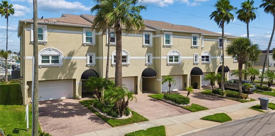 Adosado en Treasure Island, Florida 3 dormitorios, 227.42 m2 № 2360964